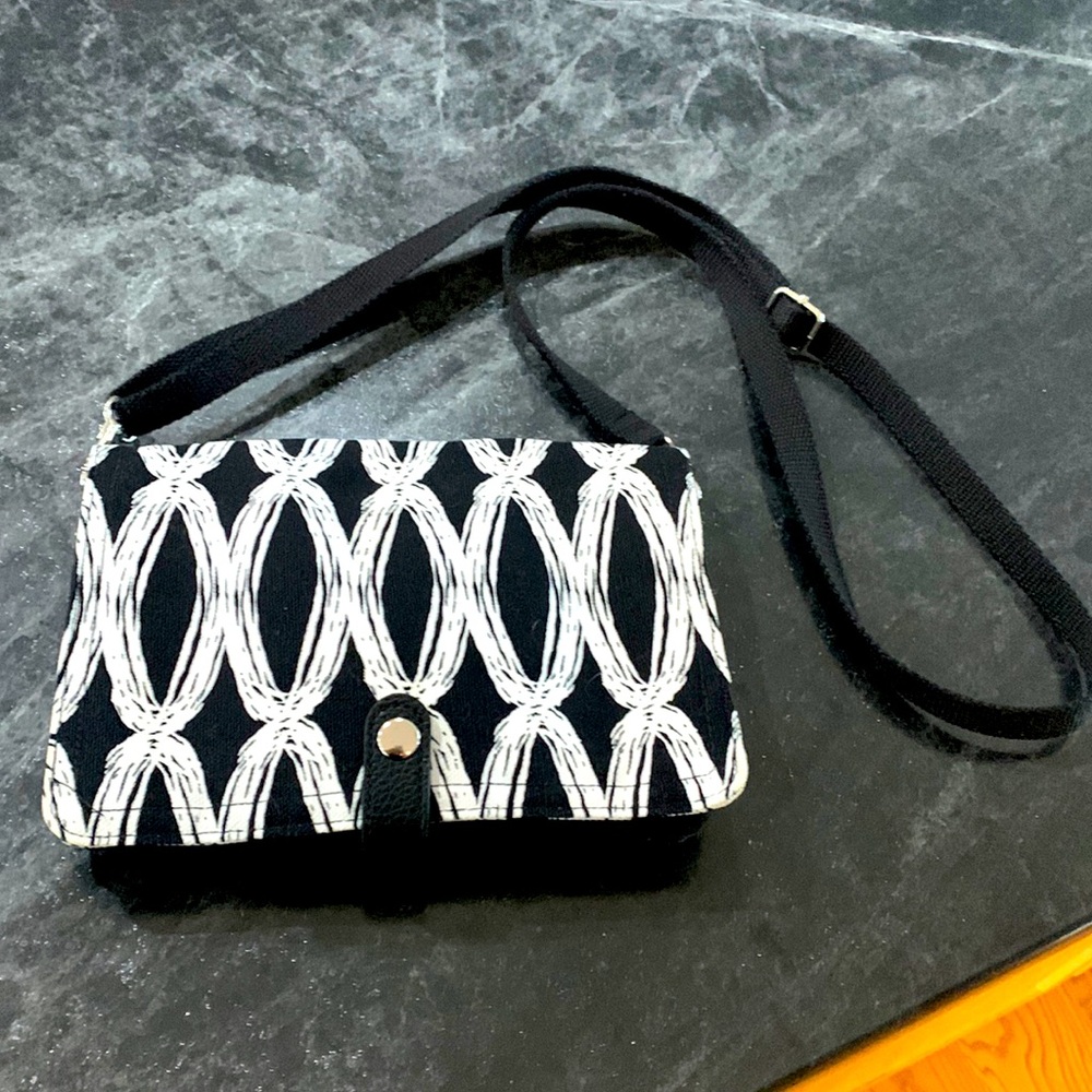 Small Thirty-One purse with multiple pockets